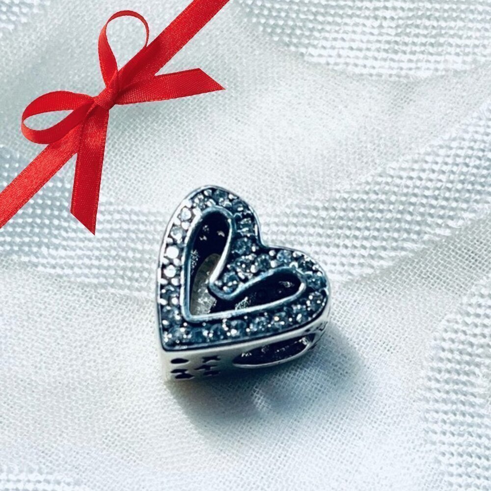❤️ NWOT Heart Charm ✨